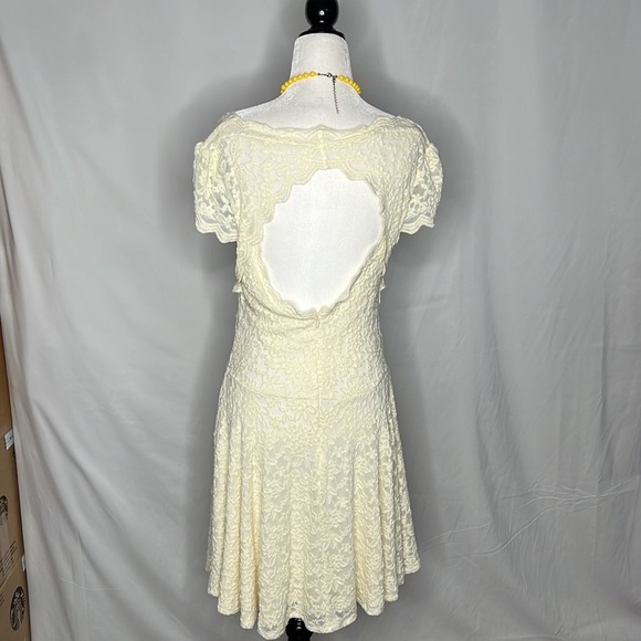Guess Los Angeles cream lace dress  with open back - Picture 2 of 9